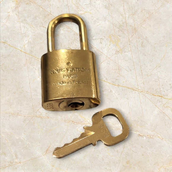 Louis Vuitton Lock and Key #339 Add a touch of luxury to your collection - Picture 4 of 6